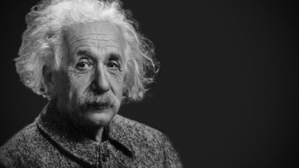 Albert Einstein: “No busques ser un hombre de éxito, sino más bien un hombre de valor”