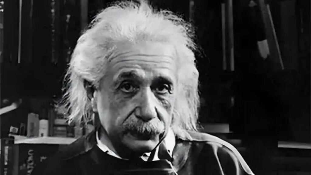 Albert Einstein: “No busques ser un hombre de éxito, sino más bien un hombre de valor”