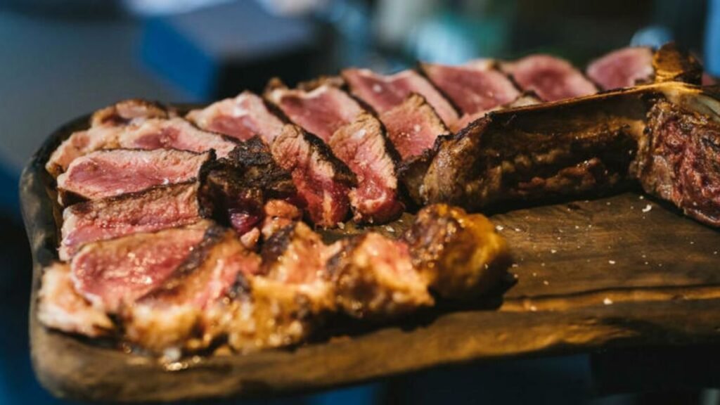 Studio: chi mangia carne ha più possibilità di arrivare a 100 anni, ma c’è un dettaglio decisivo